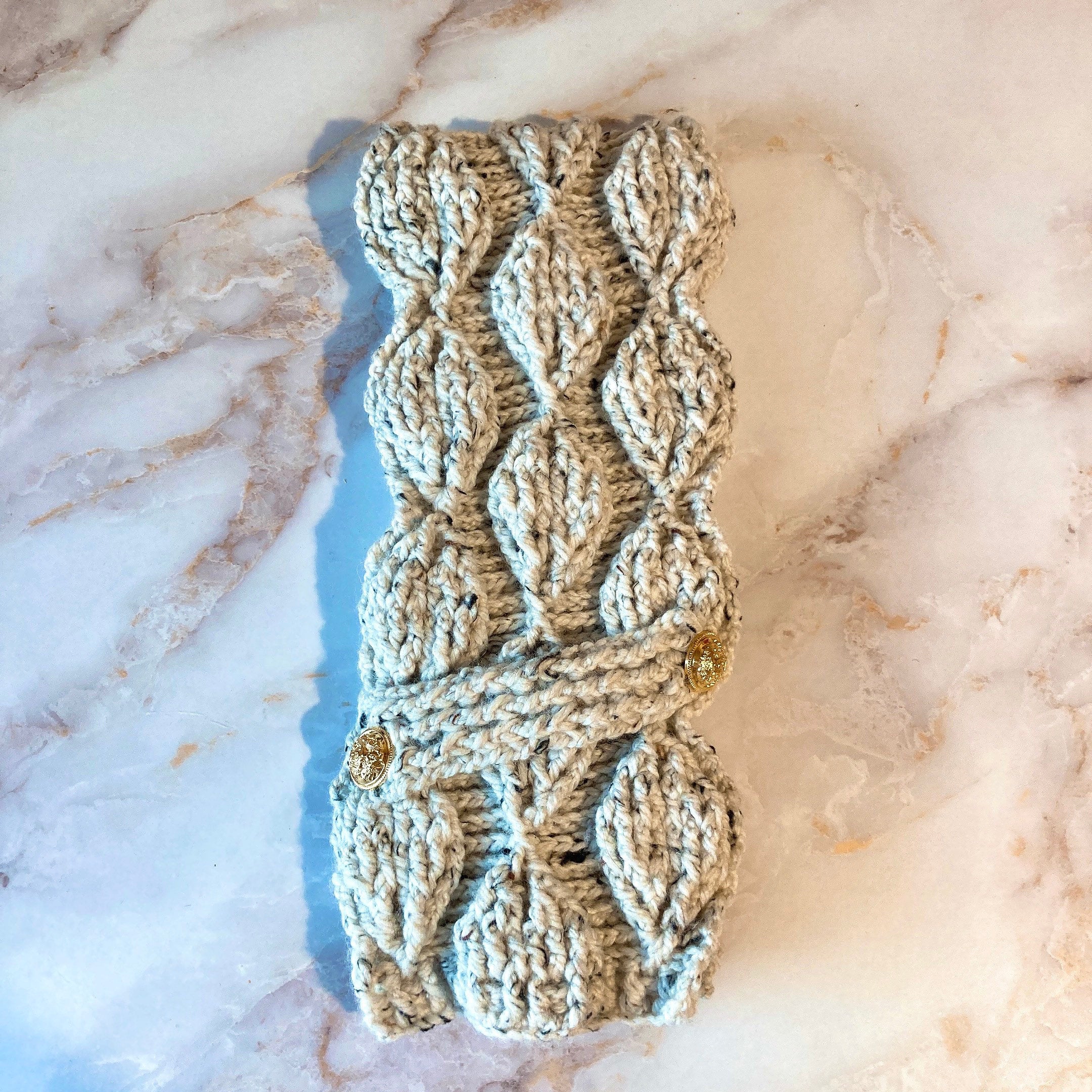 Écharpe feuilletée avec les boutons dorés