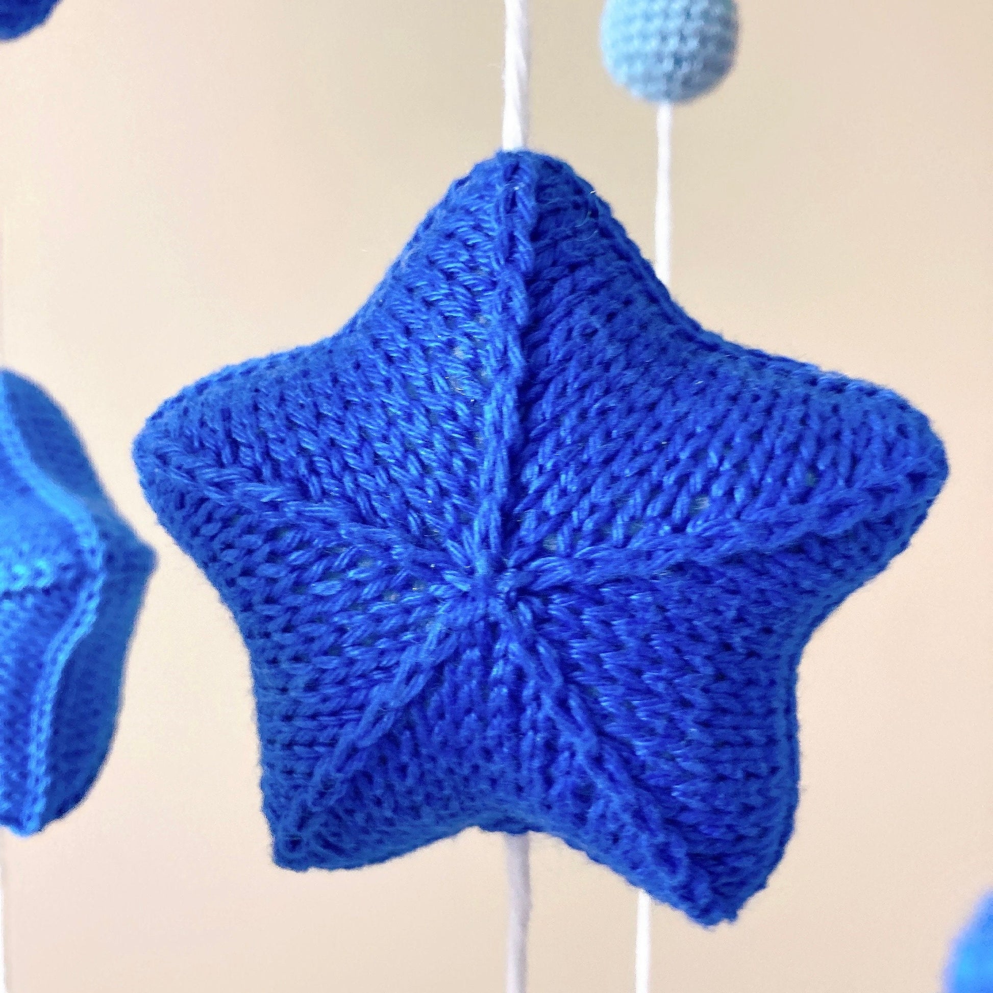 Mobile Bébé au crochet : Rêve des étoiles bleues – Fleurétoilée