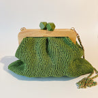 Pochette raphia feuilleté : Pochette en motif feuilles d’été.