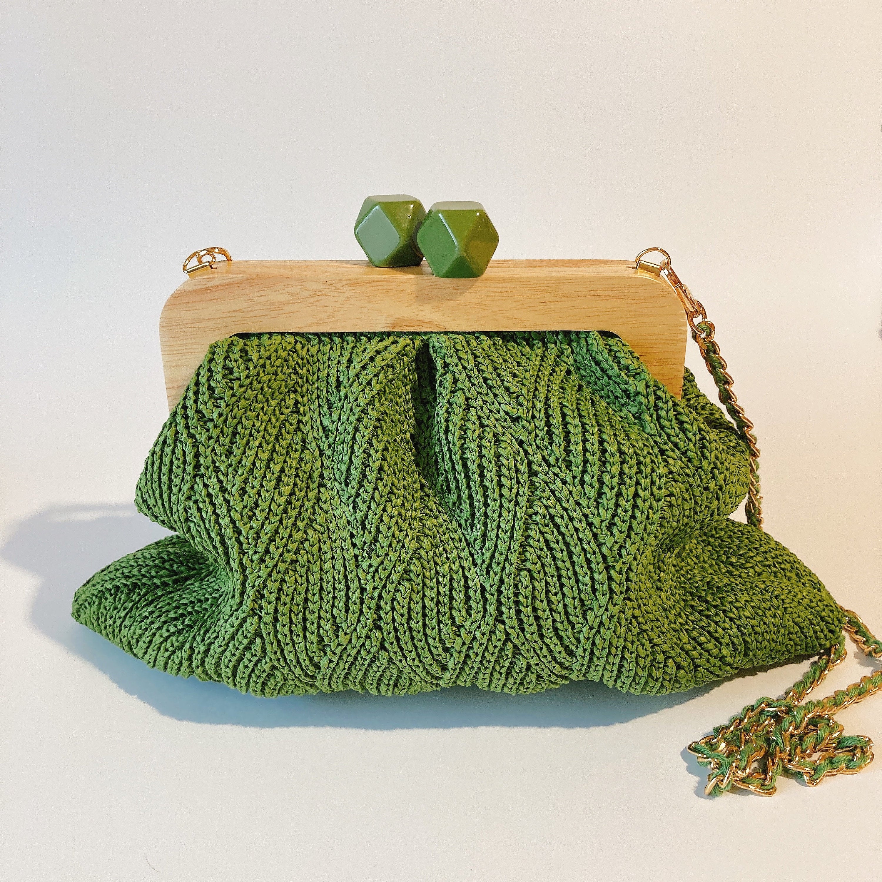 Pochette raphia feuilleté : Pochette en motif feuilles d’été.
