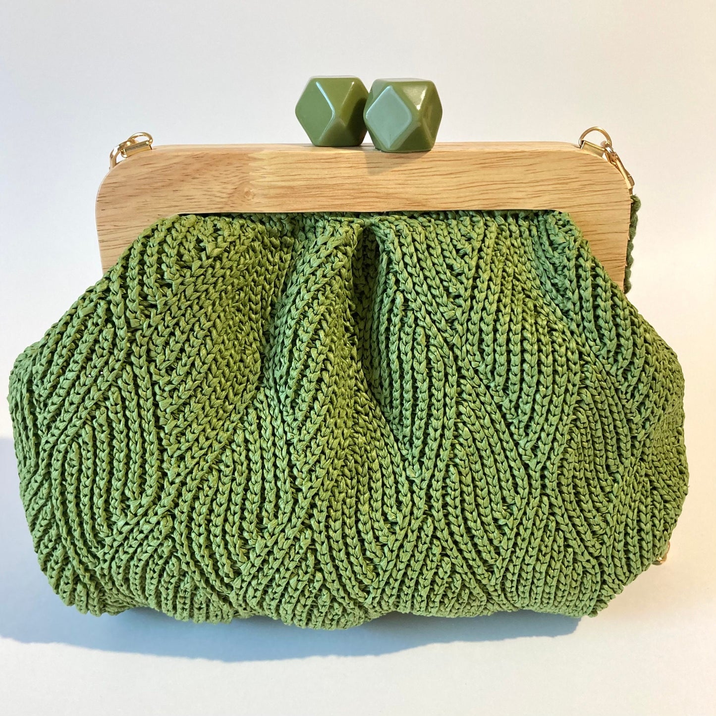 Pochette raphia feuilleté : Pochette en motif feuilles d’été.