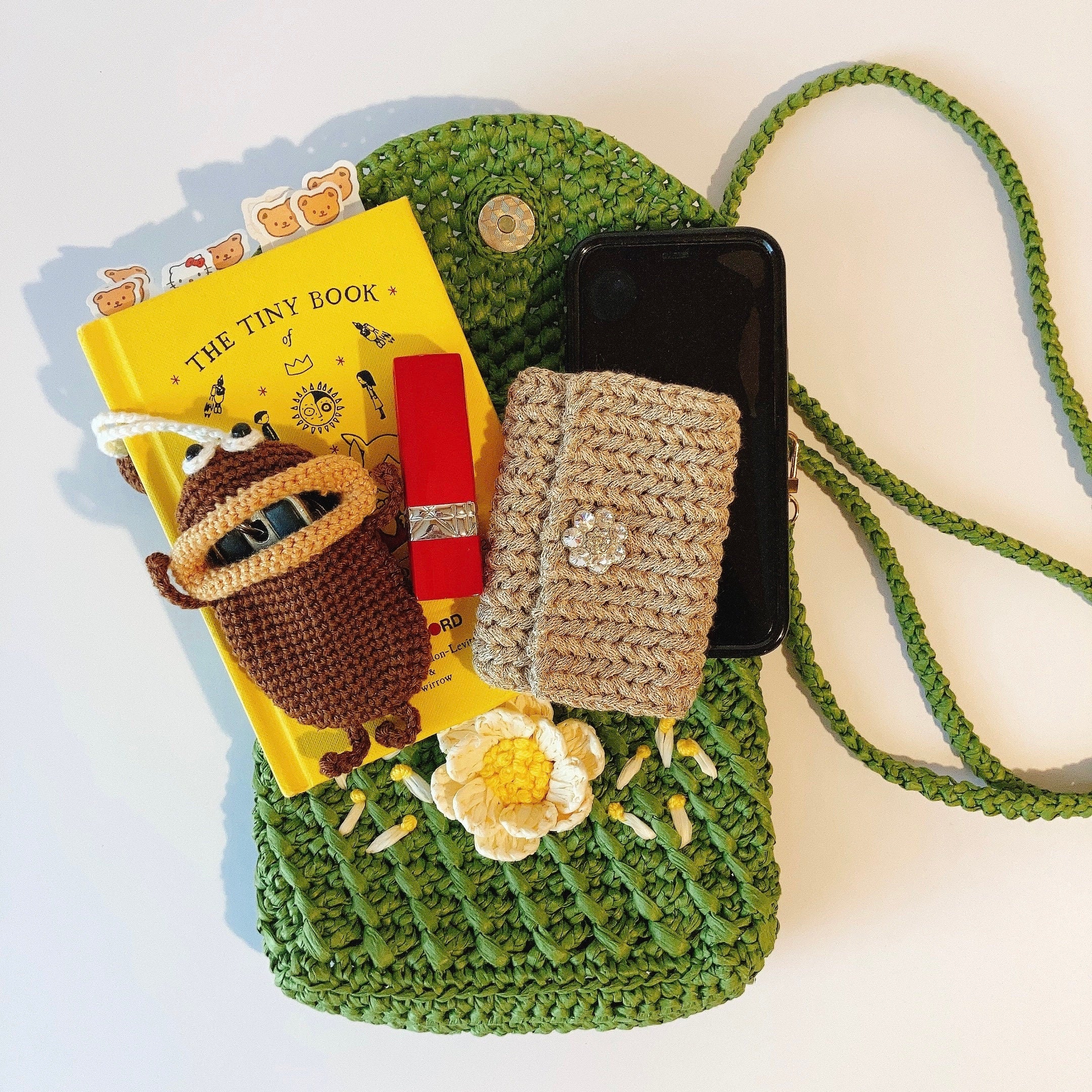 Sac bandoulière en raphia : une fleur brodé en 3D