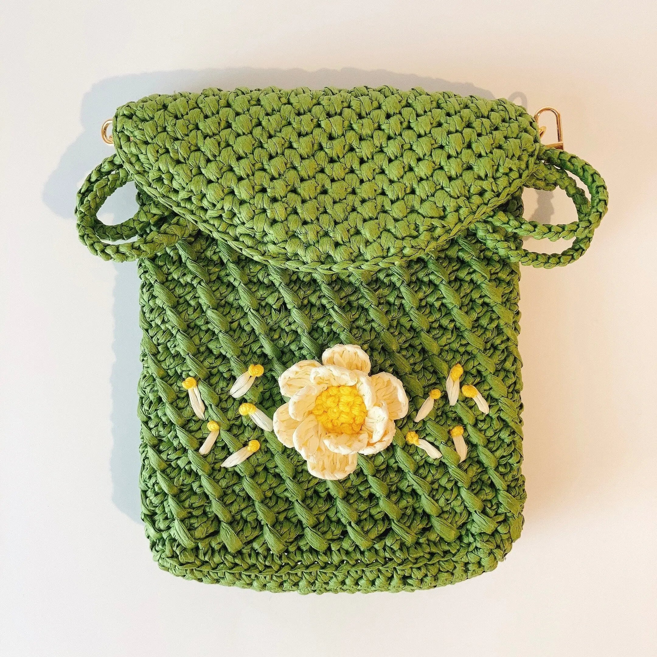 Sac bandoulière en raphia : une fleur brodé en 3D