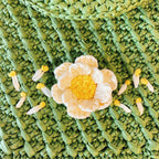 Sac bandoulière en raphia : une fleur brodé en 3D