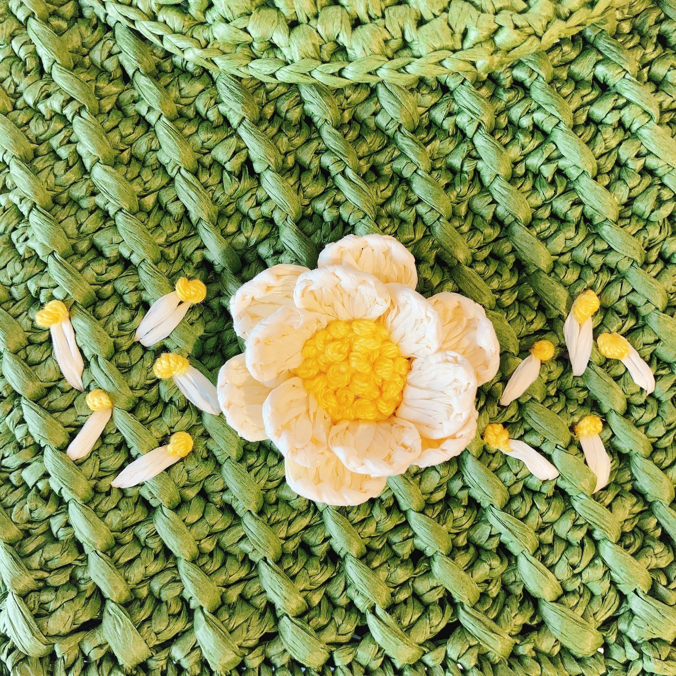 Sac bandoulière en raphia : une fleur brodé en 3D