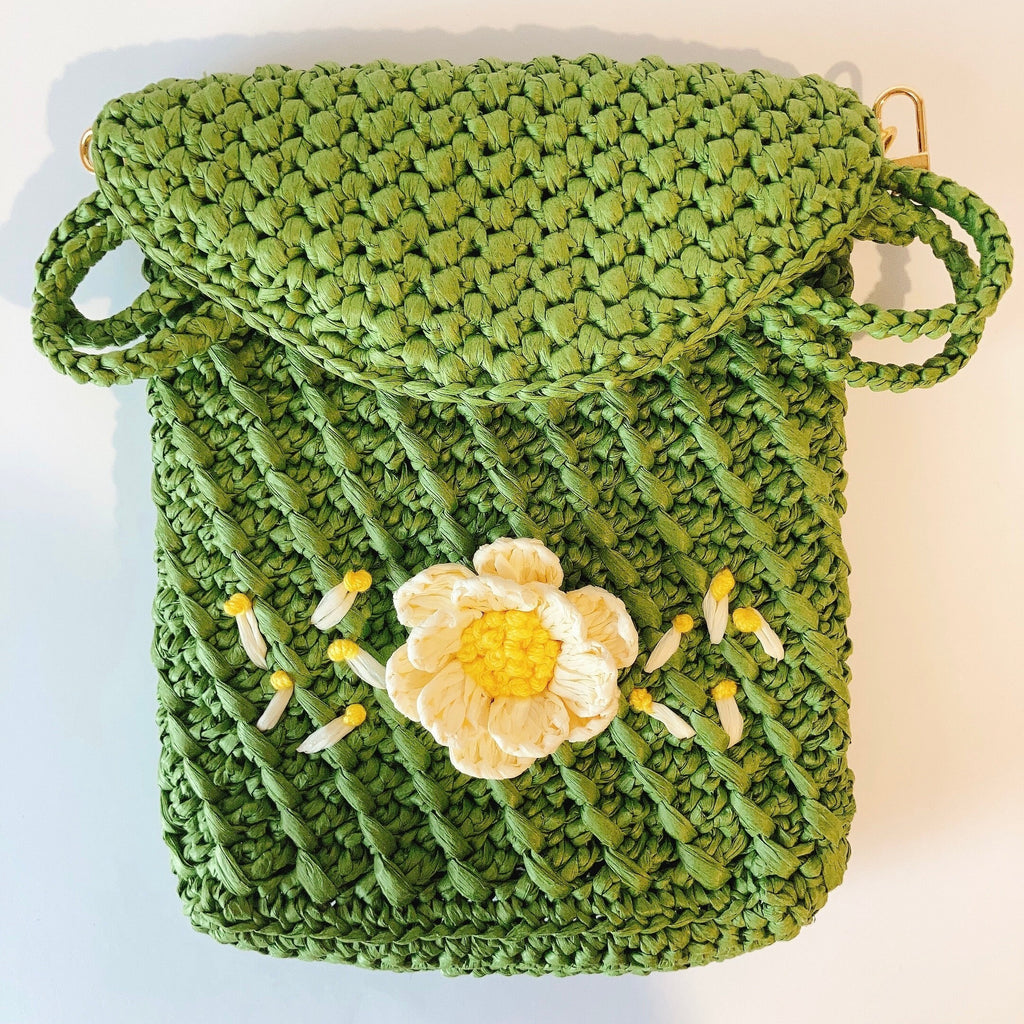 Sac bandoulière en raphia : une fleur brodé en 3D