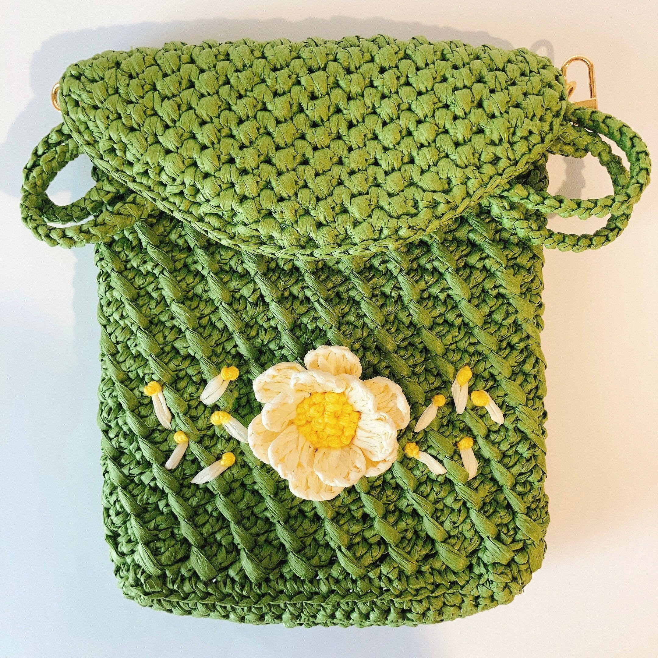 Sac bandoulière en raphia : une fleur brodé en 3D