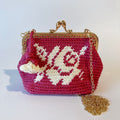 Rose dans magenta : Petit sac bandoulière en crochet.