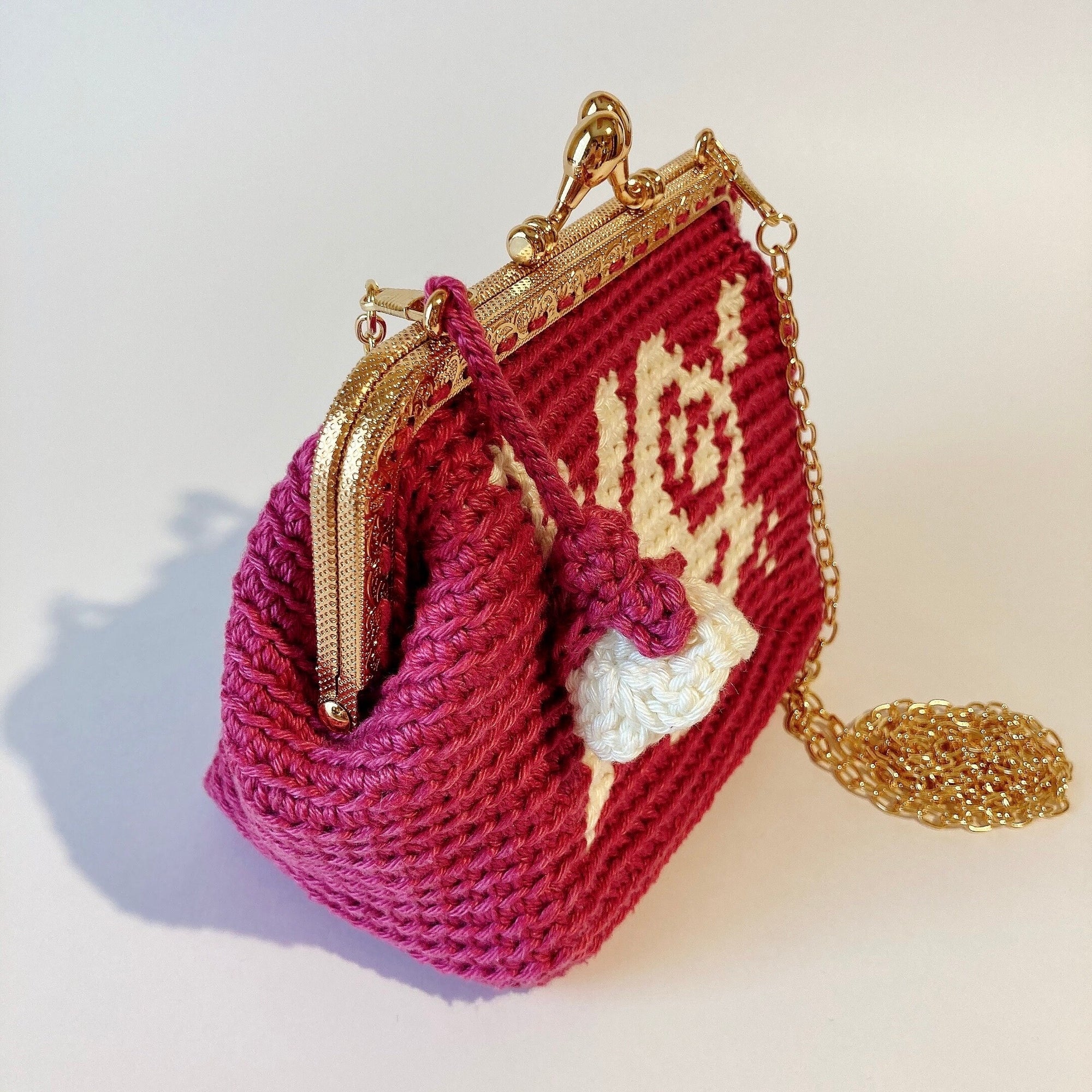 Rose dans magenta : Petit sac bandoulière en crochet.