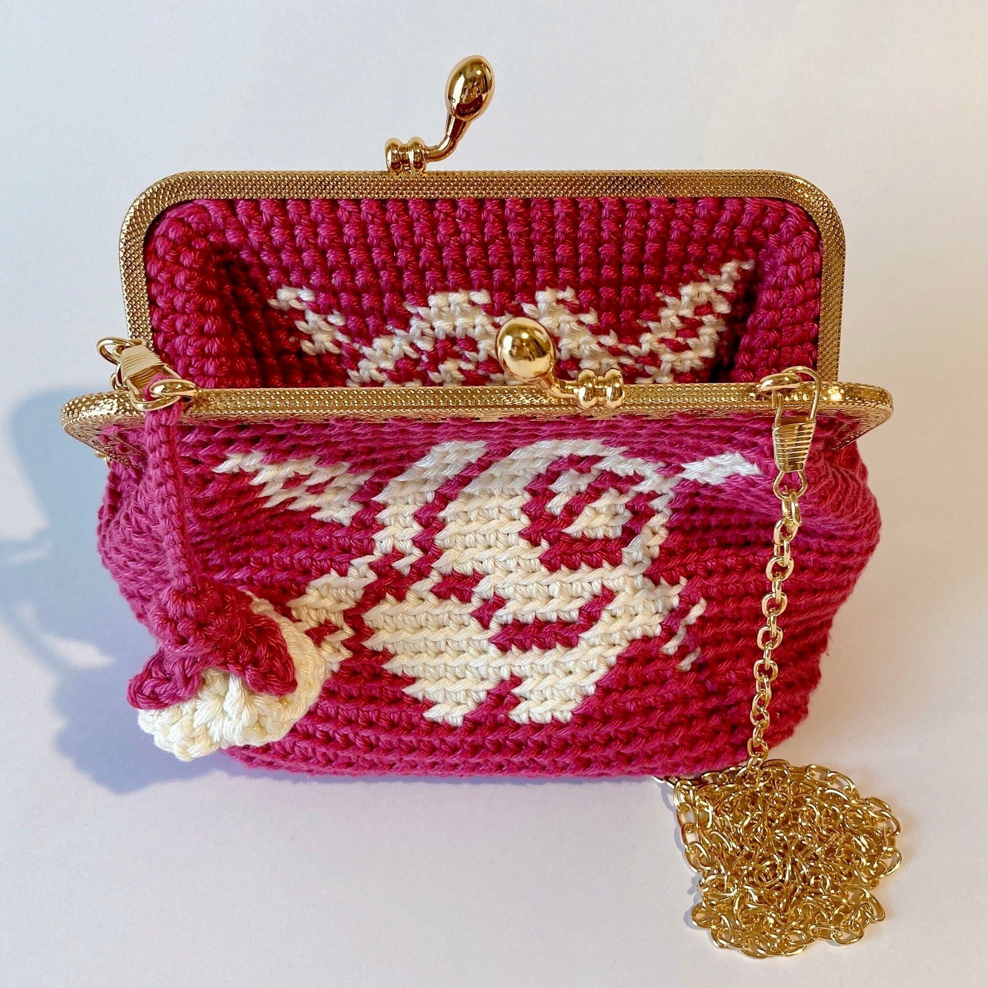 Rose dans magenta : Petit sac bandoulière en crochet.
