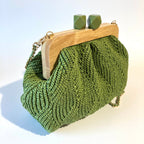 Pochette raphia feuilleté : Pochette en motif feuilles d’été.