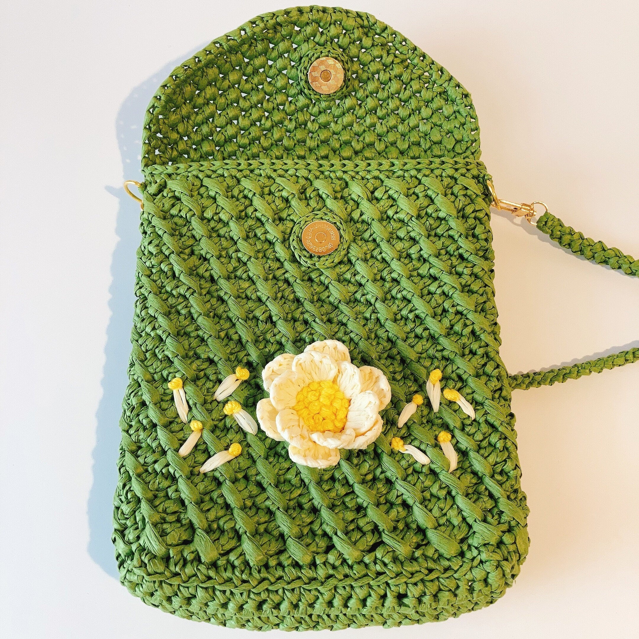 Sac bandoulière en raphia : une fleur brodé en 3D