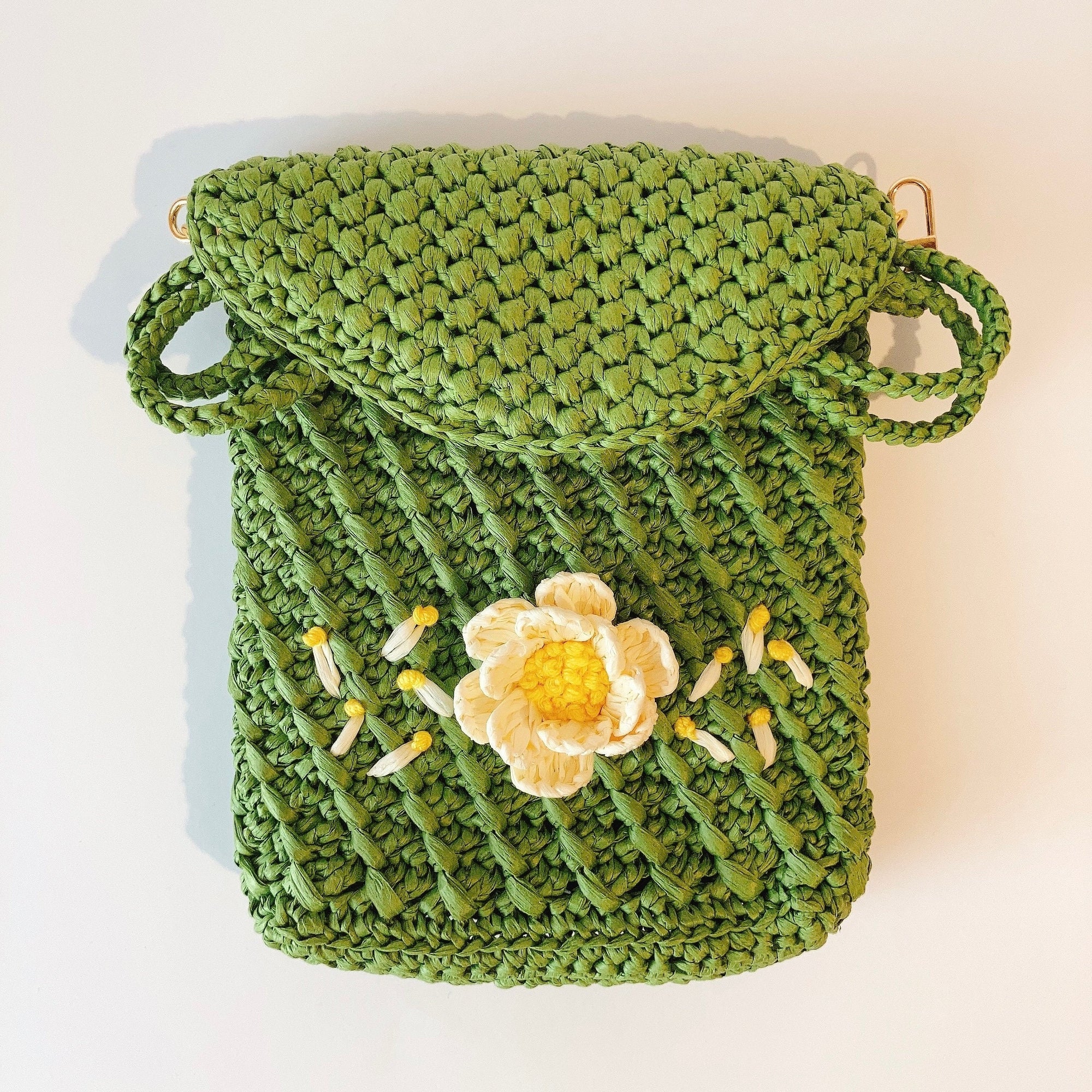 Sac bandoulière en raphia : une fleur brodé en 3D