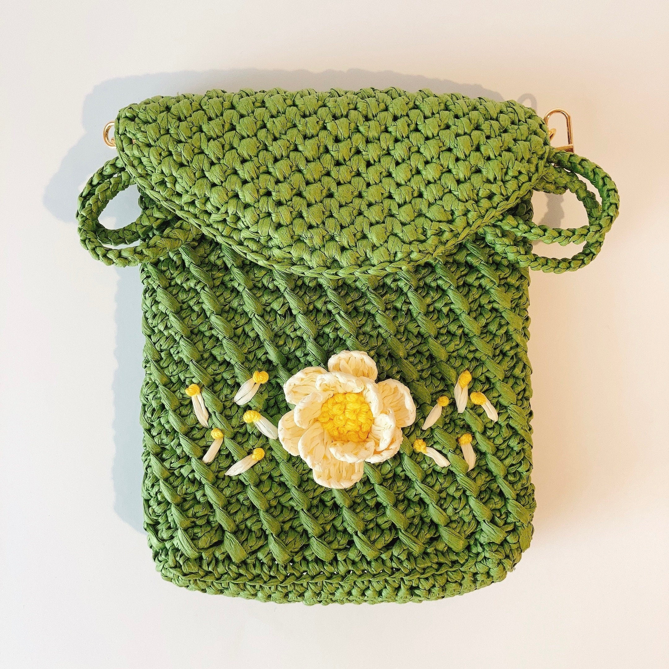 Sac bandoulière en raphia : une fleur brodé en 3D
