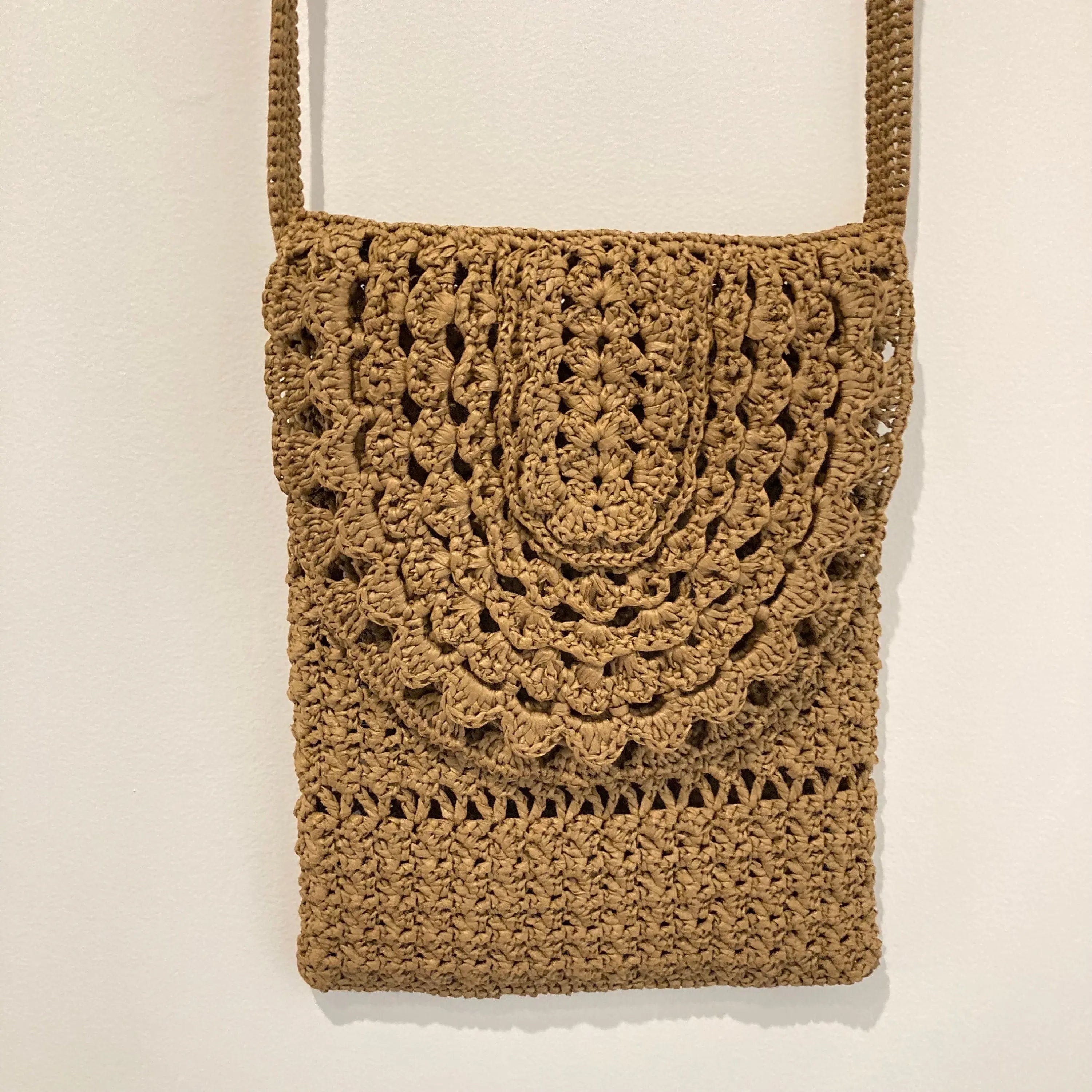 Sac bandoulière romantique en raphia.
