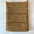 Sac bandoulière romantique en raphia.