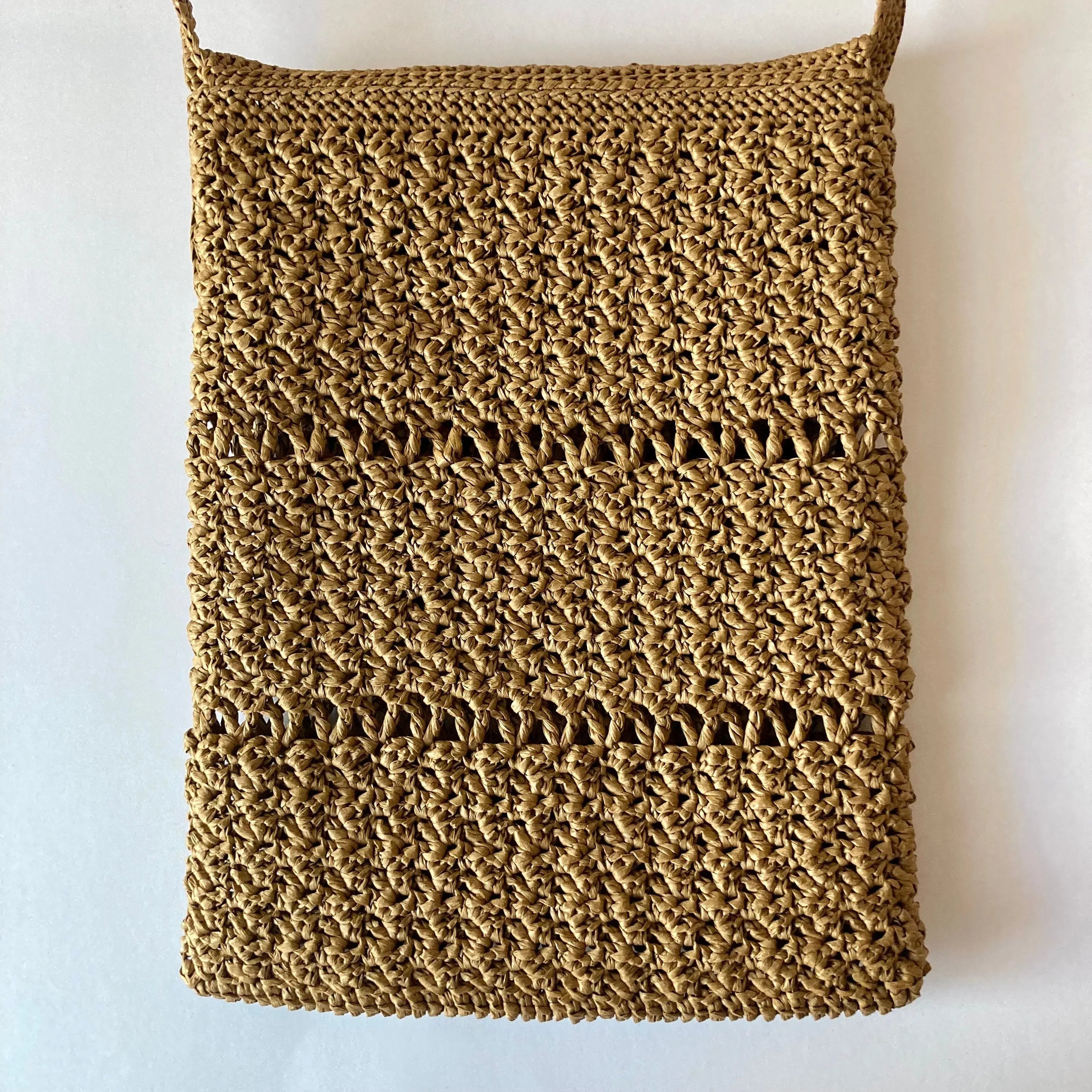 Sac bandoulière romantique en raphia.