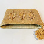 Pochette en raphia avec motif feuilles.
