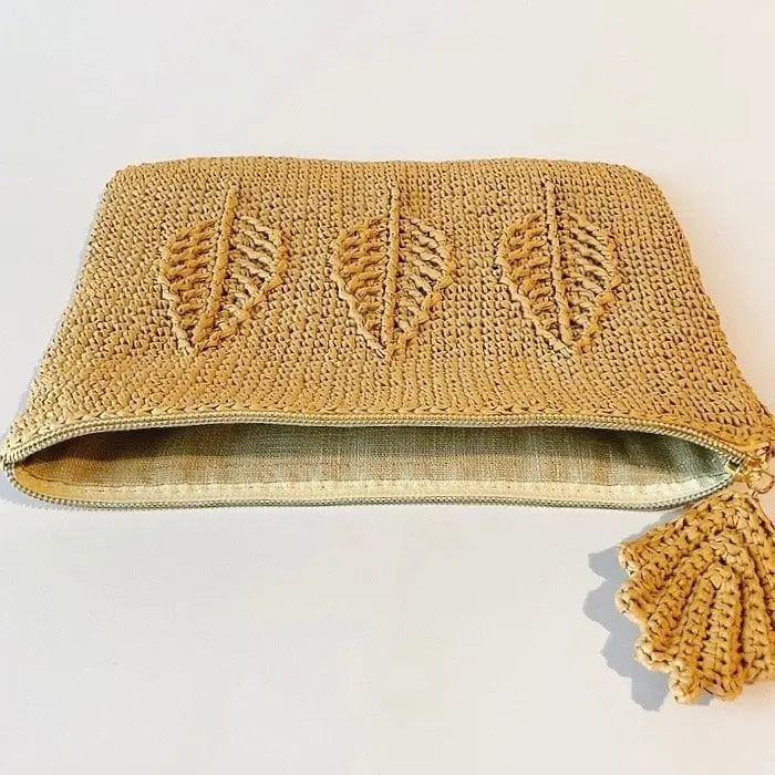 Pochette en raphia avec motif feuilles.