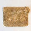 Pochette en raphia avec motif feuilles.