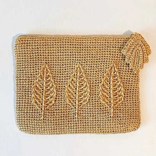 Pochette en raphia avec motif feuilles.